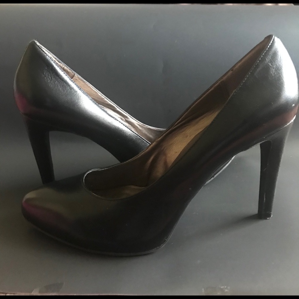 Black Leather Moda Pumps